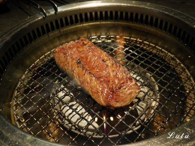 台中燒肉推薦。肉多多超市燒肉 台中大墩店。新菜單推薦。台灣燒肉第一品牌。肉質好、CP值高。即日起~9/30 套餐加價NT$99享雪花和牛。299生啤無限暢飲
