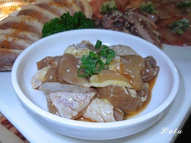 台中燒肉推薦。肉多多超市燒肉 台中大墩店。新菜單推薦。台灣燒肉第一品牌。肉質好、CP值高。即日起~9/30 套餐加價NT$99享雪花和牛。299生啤無限暢飲
