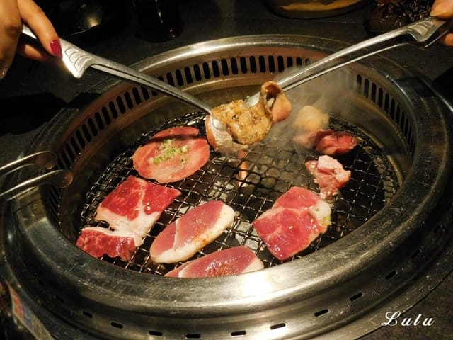 台中燒肉推薦。肉多多超市燒肉 台中大墩店。新菜單推薦。台灣燒肉第一品牌。肉質好、CP值高。即日起~9/30 套餐加價NT$99享雪花和牛。299生啤無限暢飲