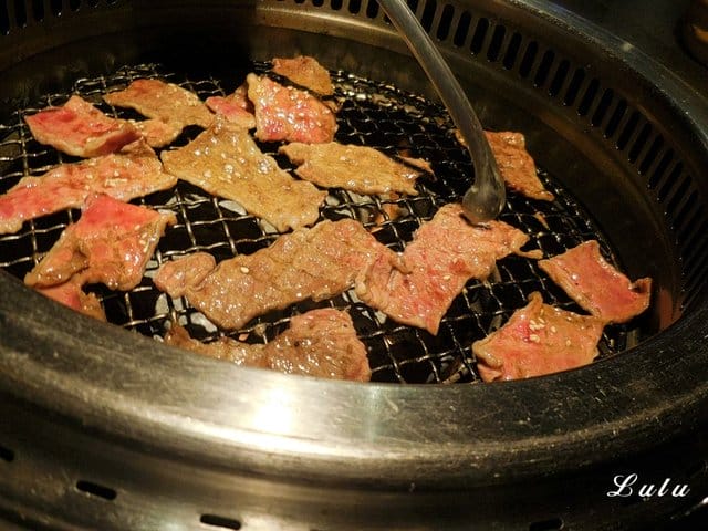 台中燒肉推薦。肉多多超市燒肉 台中大墩店。新菜單推薦。台灣燒肉第一品牌。肉質好、CP值高。即日起~9/30 套餐加價NT$99享雪花和牛。299生啤無限暢飲