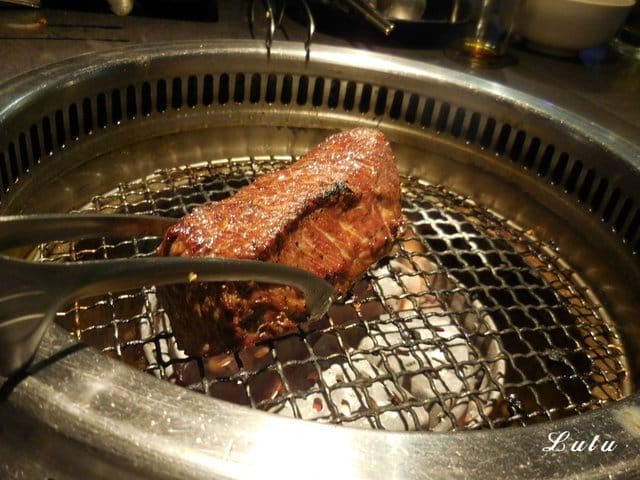 台中燒肉推薦。肉多多超市燒肉 台中大墩店。新菜單推薦。台灣燒肉第一品牌。肉質好、CP值高。即日起~9/30 套餐加價NT$99享雪花和牛。299生啤無限暢飲
