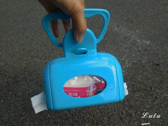 如何訓練毛孩上廁所！？撿便器/拾便器/夾便器。順便推薦狗狗外出用品，輕巧方便攜帶，毛孩外出便便不沾手