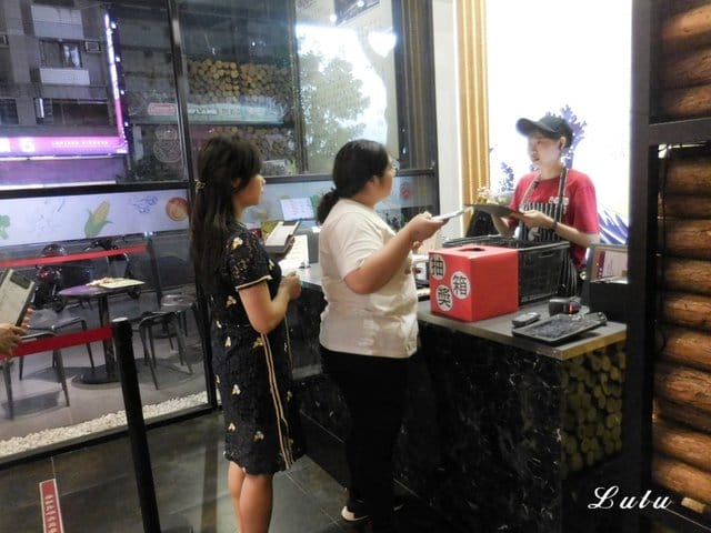 台中燒肉推薦。肉多多超市燒肉 台中大墩店。新菜單推薦。台灣燒肉第一品牌。肉質好、CP值高。即日起~9/30 套餐加價NT$99享雪花和牛。299生啤無限暢飲