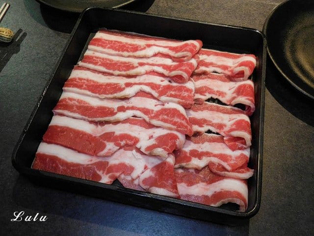 台中燒肉推薦。肉多多超市燒肉 台中大墩店。新菜單推薦。台灣燒肉第一品牌。肉質好、CP值高。即日起~9/30 套餐加價NT$99享雪花和牛。299生啤無限暢飲