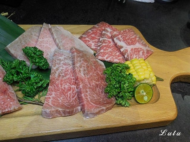 台中燒肉推薦。肉多多超市燒肉 台中大墩店。新菜單推薦。台灣燒肉第一品牌。肉質好、CP值高。即日起~9/30 套餐加價NT$99享雪花和牛。299生啤無限暢飲