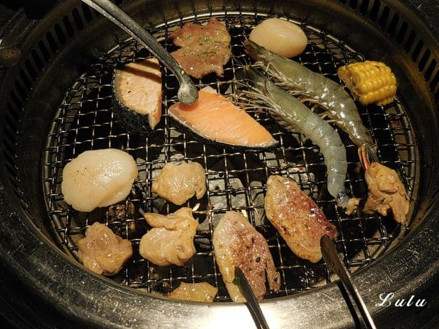 台中燒肉推薦。肉多多超市燒肉 台中大墩店。新菜單推薦。台灣燒肉第一品牌。肉質好、CP值高。即日起~9/30 套餐加價NT$99享雪花和牛。299生啤無限暢飲