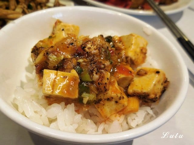 六廚川客料理。30年老字號的川菜客家菜料理。近捷運大安森林公園站1號出口步行約3分鐘腳程