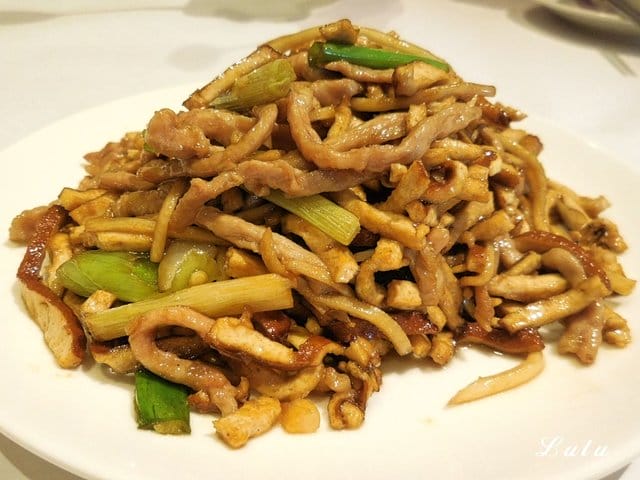 六廚川客料理。30年老字號的川菜客家菜料理。近捷運大安森林公園站1號出口步行約3分鐘腳程