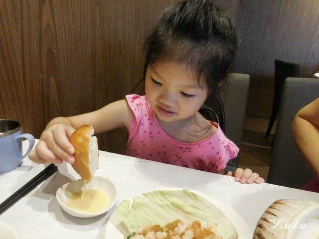 六廚川客料理。30年老字號的川菜客家菜料理。近捷運大安森林公園站1號出口步行約3分鐘腳程