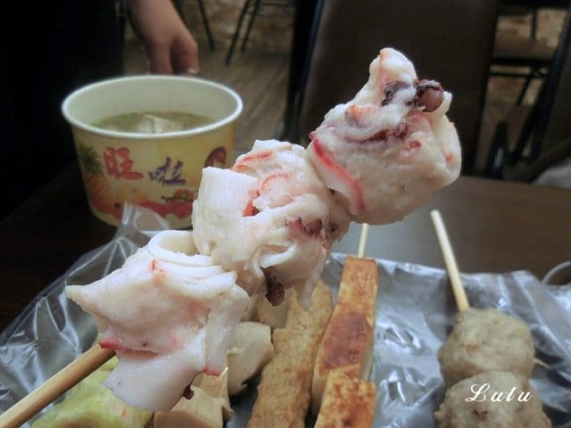 台北公館美食商圈。超人氣美食（宵夜）推薦。五姐妹黑輪的店-台北總店。嚴選豬大骨熬煮的關東煮/麻辣關東煮。嘉義黑香腸＋手工糯米腸。和風黑輪片