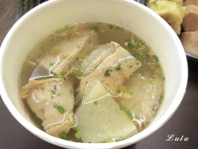 台北公館美食商圈。超人氣美食（宵夜）推薦。五姐妹黑輪的店-台北總店。嚴選豬大骨熬煮的關東煮/麻辣關東煮。嘉義黑香腸＋手工糯米腸。和風黑輪片
