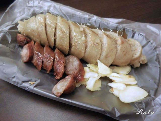 台北公館美食商圈。超人氣美食（宵夜）推薦。五姐妹黑輪的店-台北總店。嚴選豬大骨熬煮的關東煮/麻辣關東煮。嘉義黑香腸＋手工糯米腸。和風黑輪片