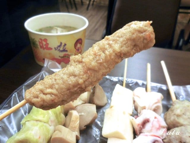 台北公館美食商圈。超人氣美食（宵夜）推薦。五姐妹黑輪的店-台北總店。嚴選豬大骨熬煮的關東煮/麻辣關東煮。嘉義黑香腸＋手工糯米腸。和風黑輪片