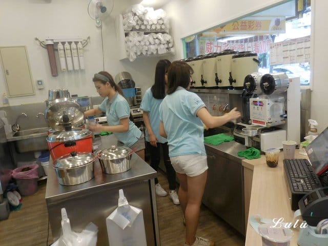 台北中正區手搖飲推薦。沐白小農沐場-中正南門店。近捷運中正紀念堂站。最純粹香醇的肯啃鮮乳，與茶飲品混搭出的簡單哲學
