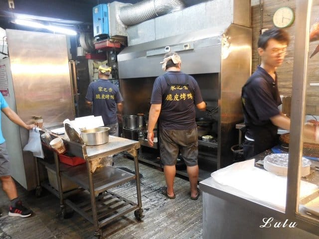 家之香脆皮烤鴨。新莊美食推薦。一鴨三吃，鴨片＋麵皮/鹽酥鴨/熱炒鴨骨。新北市新莊烤鴨