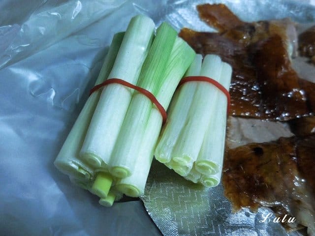 家之香脆皮烤鴨。新莊美食推薦。一鴨三吃，鴨片＋麵皮/鹽酥鴨/熱炒鴨骨。新北市新莊烤鴨