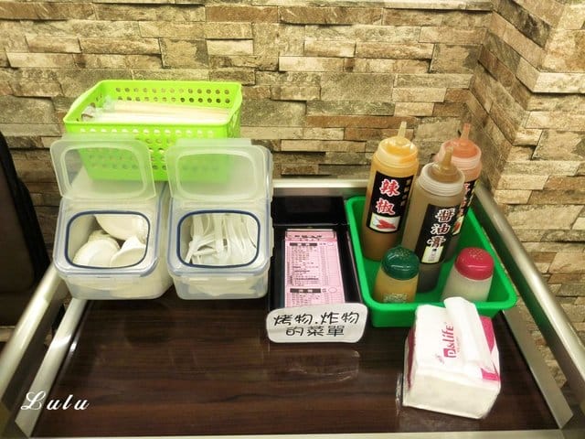 台北公館美食商圈。超人氣美食（宵夜）推薦。五姐妹黑輪的店-台北總店。嚴選豬大骨熬煮的關東煮/麻辣關東煮。嘉義黑香腸＋手工糯米腸。和風黑輪片