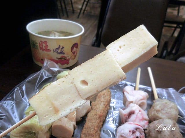台北公館美食商圈。超人氣美食（宵夜）推薦。五姐妹黑輪的店-台北總店。嚴選豬大骨熬煮的關東煮/麻辣關東煮。嘉義黑香腸＋手工糯米腸。和風黑輪片
