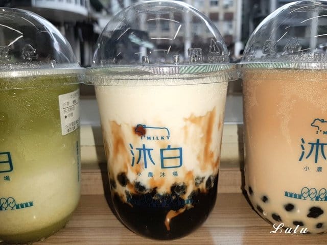 台北中正區手搖飲推薦。沐白小農沐場-中正南門店。近捷運中正紀念堂站。最純粹香醇的肯啃鮮乳，與茶飲品混搭出的簡單哲學