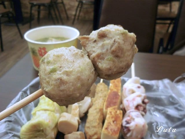 台北公館美食商圈。超人氣美食（宵夜）推薦。五姐妹黑輪的店-台北總店。嚴選豬大骨熬煮的關東煮/麻辣關東煮。嘉義黑香腸＋手工糯米腸。和風黑輪片