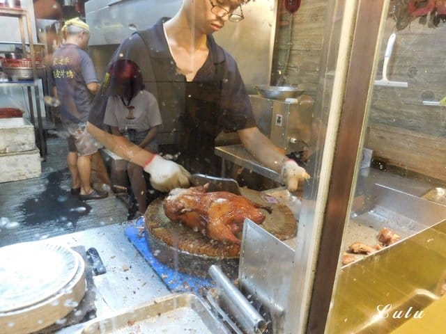 家之香脆皮烤鴨。新莊美食推薦。一鴨三吃，鴨片＋麵皮/鹽酥鴨/熱炒鴨骨。新北市新莊烤鴨
