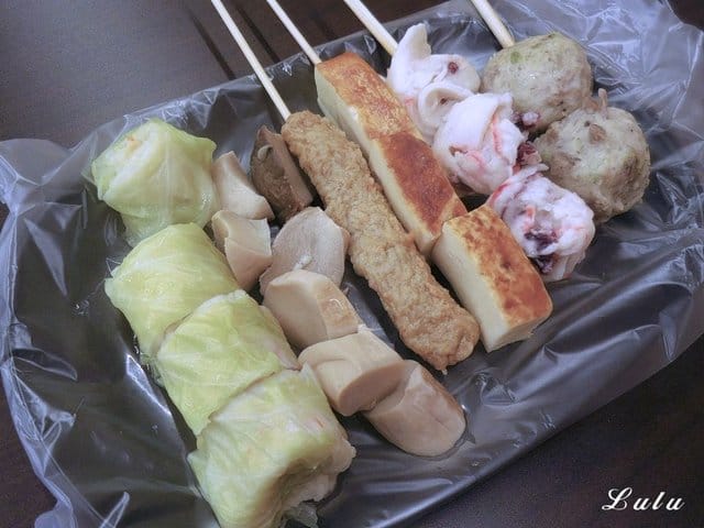 台北公館美食商圈。超人氣美食（宵夜）推薦。五姐妹黑輪的店-台北總店。嚴選豬大骨熬煮的關東煮/麻辣關東煮。嘉義黑香腸＋手工糯米腸。和風黑輪片