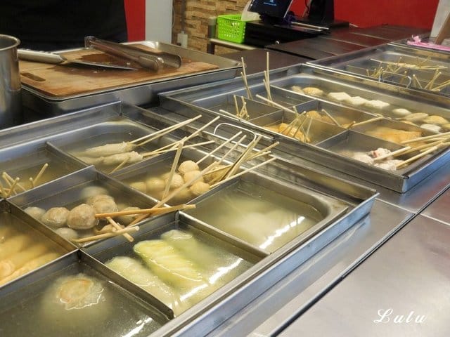 台北公館美食商圈。超人氣美食（宵夜）推薦。五姐妹黑輪的店-台北總店。嚴選豬大骨熬煮的關東煮/麻辣關東煮。嘉義黑香腸＋手工糯米腸。和風黑輪片