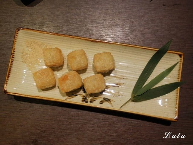 一心拉麵。宜蘭羅東美食推薦。結合中日飲食文化，當日式拉麵遇上宜蘭在地小吃。精心熬煮費時10小時以上的湯頭濃郁，每日限量200碗，賣完就沒有囉！特製滷汁厚切叉燒，經1300度大火炙燒，肉大塊