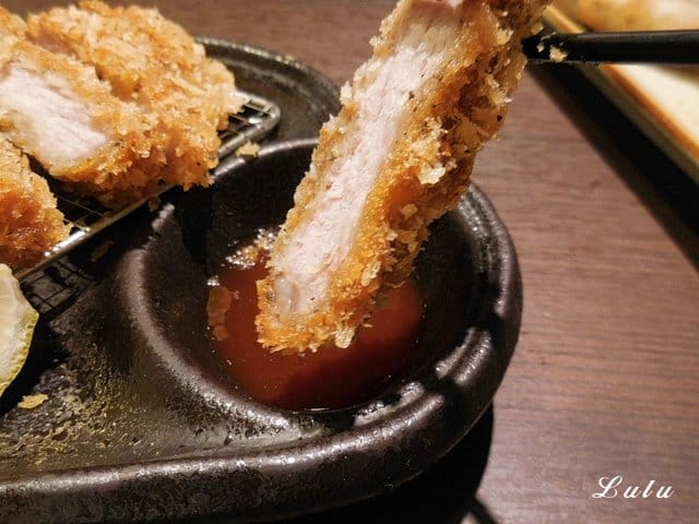 一心拉麵。宜蘭羅東美食推薦。結合中日飲食文化，當日式拉麵遇上宜蘭在地小吃。精心熬煮費時10小時以上的湯頭濃郁，每日限量200碗，賣完就沒有囉！特製滷汁厚切叉燒，經1300度大火炙燒，肉大塊