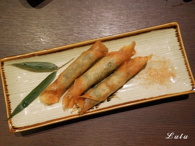 一心拉麵。宜蘭羅東美食推薦。結合中日飲食文化，當日式拉麵遇上宜蘭在地小吃。精心熬煮費時10小時以上的湯頭濃郁，每日限量200碗，賣完就沒有囉！特製滷汁厚切叉燒，經1300度大火炙燒，肉大塊