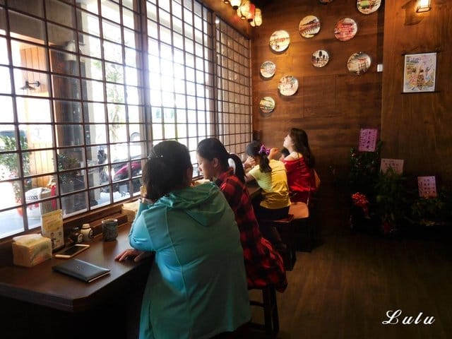 一心拉麵。宜蘭羅東美食推薦。結合中日飲食文化，當日式拉麵遇上宜蘭在地小吃。精心熬煮費時10小時以上的湯頭濃郁，每日限量200碗，賣完就沒有囉！特製滷汁厚切叉燒，經1300度大火炙燒，肉大塊