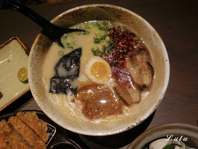 一心拉麵。宜蘭羅東美食推薦。結合中日飲食文化，當日式拉麵遇上宜蘭在地小吃。精心熬煮費時10小時以上的湯頭濃郁，每日限量200碗，賣完就沒有囉！特製滷汁厚切叉燒，經1300度大火炙燒，肉大塊