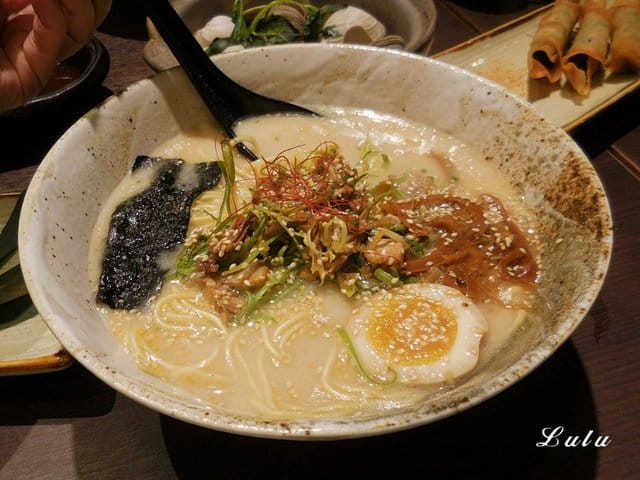 一心拉麵。宜蘭羅東美食推薦。結合中日飲食文化，當日式拉麵遇上宜蘭在地小吃。精心熬煮費時10小時以上的湯頭濃郁，每日限量200碗，賣完就沒有囉！特製滷汁厚切叉燒，經1300度大火炙燒，肉大塊