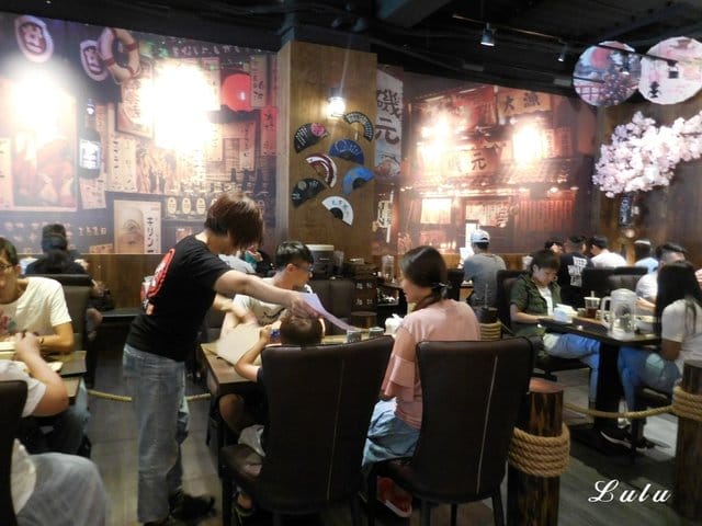 一心拉麵。宜蘭羅東美食推薦。結合中日飲食文化，當日式拉麵遇上宜蘭在地小吃。精心熬煮費時10小時以上的湯頭濃郁，每日限量200碗，賣完就沒有囉！特製滷汁厚切叉燒，經1300度大火炙燒，肉大塊