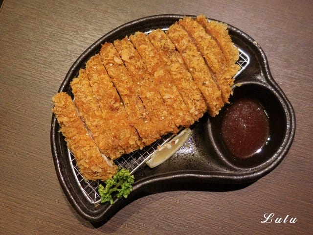 一心拉麵。宜蘭羅東美食推薦。結合中日飲食文化，當日式拉麵遇上宜蘭在地小吃。精心熬煮費時10小時以上的湯頭濃郁，每日限量200碗，賣完就沒有囉！特製滷汁厚切叉燒，經1300度大火炙燒，肉大塊