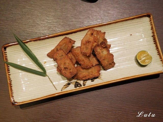 一心拉麵。宜蘭羅東美食推薦。結合中日飲食文化，當日式拉麵遇上宜蘭在地小吃。精心熬煮費時10小時以上的湯頭濃郁，每日限量200碗，賣完就沒有囉！特製滷汁厚切叉燒，經1300度大火炙燒，肉大塊