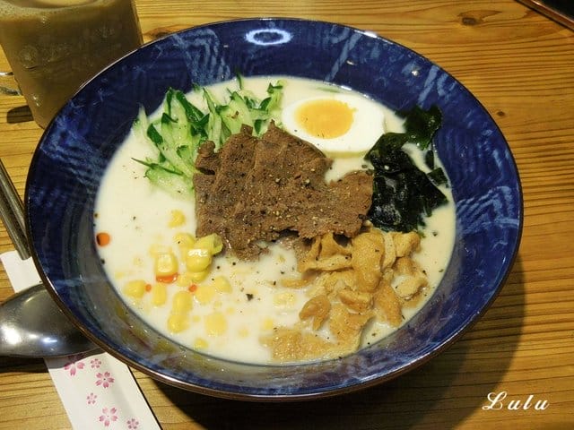 科技大樓豆花推薦。#逗豆鋪。源自於自家手作的新鮮豆奶、豆花，讓人食在安心。夏天吃冷麵，冬天吃湯麵
