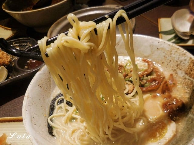 一心拉麵。宜蘭羅東美食推薦。結合中日飲食文化，當日式拉麵遇上宜蘭在地小吃。精心熬煮費時10小時以上的湯頭濃郁，每日限量200碗，賣完就沒有囉！特製滷汁厚切叉燒，經1300度大火炙燒，肉大塊