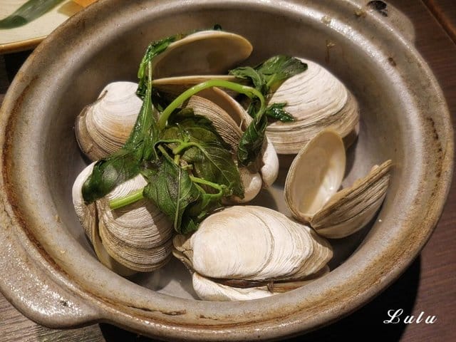 一心拉麵。宜蘭羅東美食推薦。結合中日飲食文化，當日式拉麵遇上宜蘭在地小吃。精心熬煮費時10小時以上的湯頭濃郁，每日限量200碗，賣完就沒有囉！特製滷汁厚切叉燒，經1300度大火炙燒，肉大塊