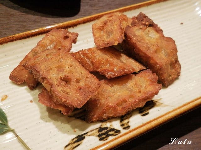 一心拉麵。宜蘭羅東美食推薦。結合中日飲食文化，當日式拉麵遇上宜蘭在地小吃。精心熬煮費時10小時以上的湯頭濃郁，每日限量200碗，賣完就沒有囉！特製滷汁厚切叉燒，經1300度大火炙燒，肉大塊