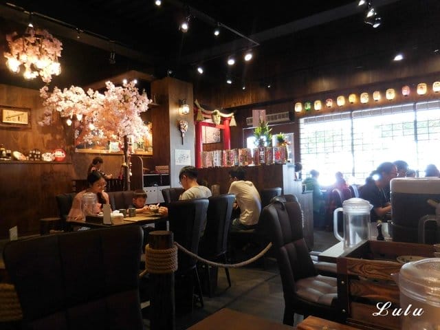 一心拉麵。宜蘭羅東美食推薦。結合中日飲食文化，當日式拉麵遇上宜蘭在地小吃。精心熬煮費時10小時以上的湯頭濃郁，每日限量200碗，賣完就沒有囉！特製滷汁厚切叉燒，經1300度大火炙燒，肉大塊