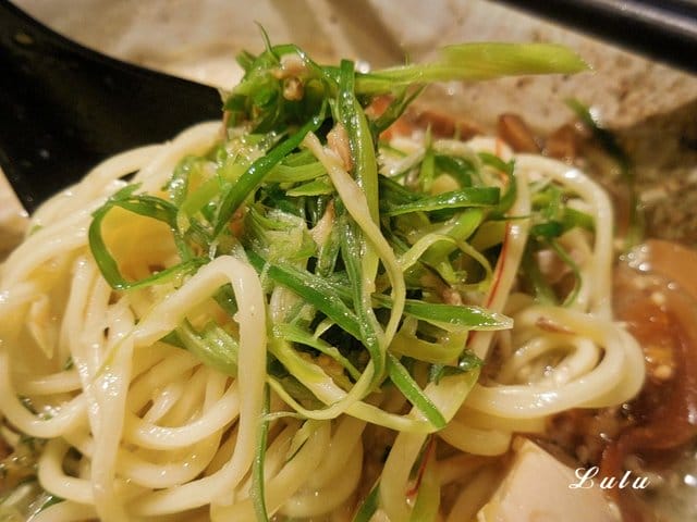 一心拉麵。宜蘭羅東美食推薦。結合中日飲食文化，當日式拉麵遇上宜蘭在地小吃。精心熬煮費時10小時以上的湯頭濃郁，每日限量200碗，賣完就沒有囉！特製滷汁厚切叉燒，經1300度大火炙燒，肉大塊