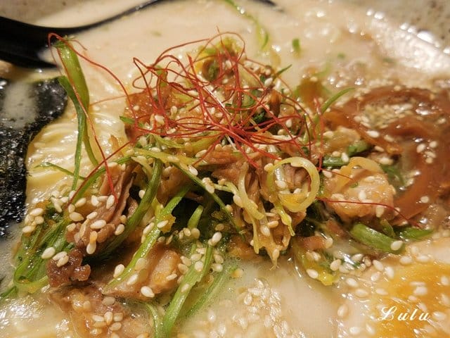 一心拉麵。宜蘭羅東美食推薦。結合中日飲食文化，當日式拉麵遇上宜蘭在地小吃。精心熬煮費時10小時以上的湯頭濃郁，每日限量200碗，賣完就沒有囉！特製滷汁厚切叉燒，經1300度大火炙燒，肉大塊