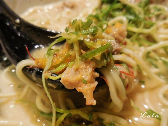 一心拉麵。宜蘭羅東美食推薦。結合中日飲食文化，當日式拉麵遇上宜蘭在地小吃。精心熬煮費時10小時以上的湯頭濃郁，每日限量200碗，賣完就沒有囉！特製滷汁厚切叉燒，經1300度大火炙燒，肉大塊