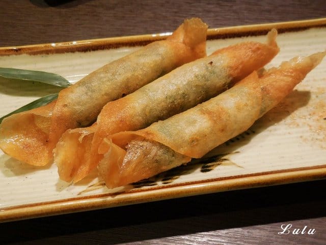 一心拉麵。宜蘭羅東美食推薦。結合中日飲食文化，當日式拉麵遇上宜蘭在地小吃。精心熬煮費時10小時以上的湯頭濃郁，每日限量200碗，賣完就沒有囉！特製滷汁厚切叉燒，經1300度大火炙燒，肉大塊