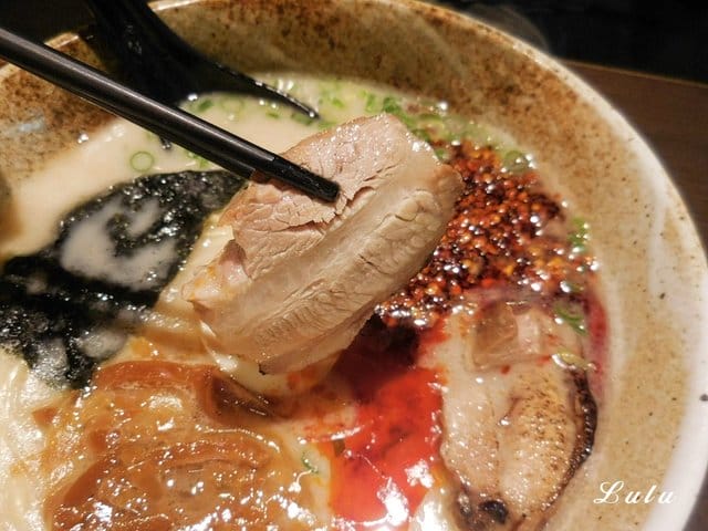 一心拉麵。宜蘭羅東美食推薦。結合中日飲食文化，當日式拉麵遇上宜蘭在地小吃。精心熬煮費時10小時以上的湯頭濃郁，每日限量200碗，賣完就沒有囉！特製滷汁厚切叉燒，經1300度大火炙燒，肉大塊