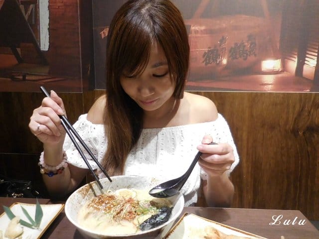 一心拉麵。宜蘭羅東美食推薦。結合中日飲食文化，當日式拉麵遇上宜蘭在地小吃。精心熬煮費時10小時以上的湯頭濃郁，每日限量200碗，賣完就沒有囉！特製滷汁厚切叉燒，經1300度大火炙燒，肉大塊