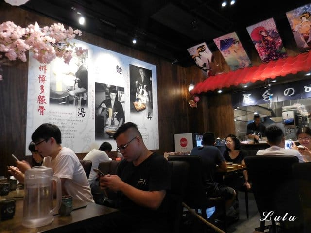 一心拉麵。宜蘭羅東美食推薦。結合中日飲食文化，當日式拉麵遇上宜蘭在地小吃。精心熬煮費時10小時以上的湯頭濃郁，每日限量200碗，賣完就沒有囉！特製滷汁厚切叉燒，經1300度大火炙燒，肉大塊