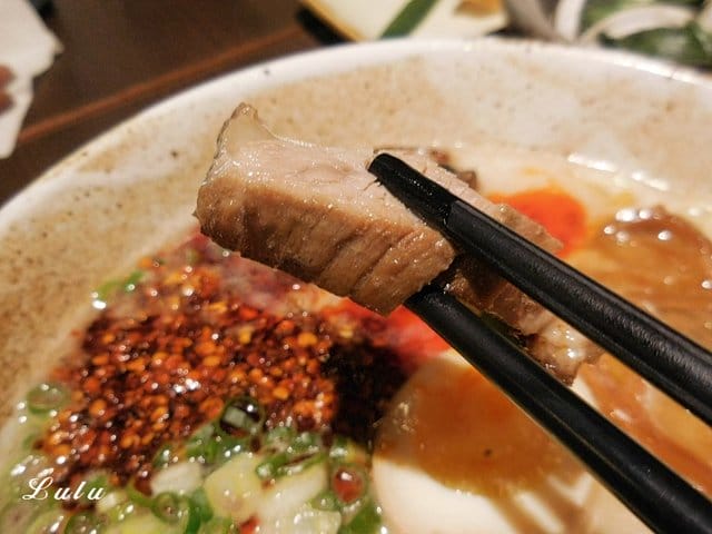 一心拉麵。宜蘭羅東美食推薦。結合中日飲食文化，當日式拉麵遇上宜蘭在地小吃。精心熬煮費時10小時以上的湯頭濃郁，每日限量200碗，賣完就沒有囉！特製滷汁厚切叉燒，經1300度大火炙燒，肉大塊
