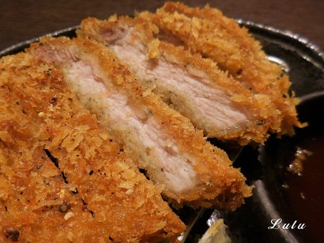 一心拉麵。宜蘭羅東美食推薦。結合中日飲食文化，當日式拉麵遇上宜蘭在地小吃。精心熬煮費時10小時以上的湯頭濃郁，每日限量200碗，賣完就沒有囉！特製滷汁厚切叉燒，經1300度大火炙燒，肉大塊
